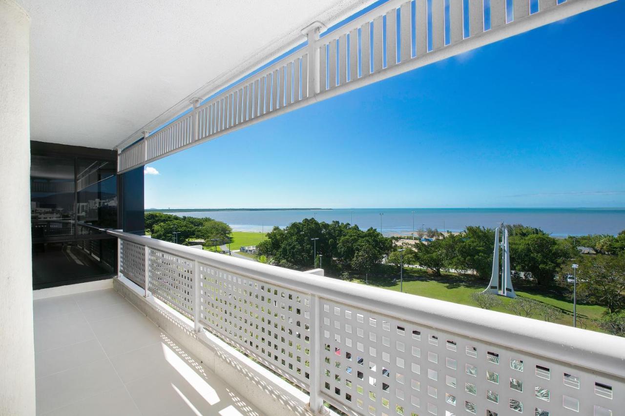 Cairns Luxury Seafront Apartment Екстер'єр фото